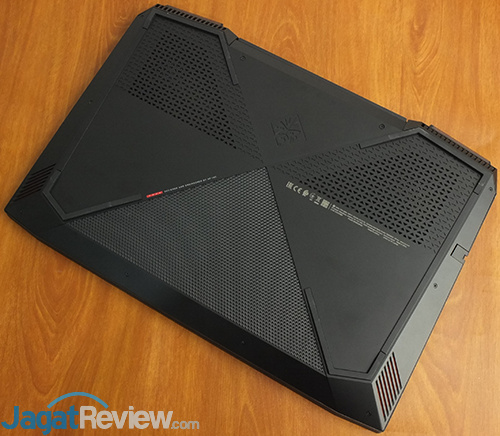 HP Omen 15-ce087TX Bottom Side