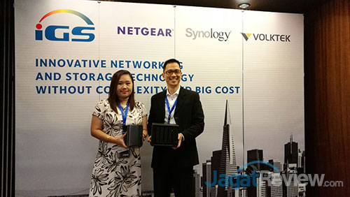 Synology dan Netgear Hadirkan Solusi Cloud Terjangkau 5 Adi Gunawan dan Noviyanti memamerkan NAS Synology