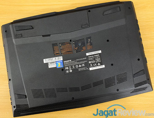 Review Gigabyte Sabre 15 Core i5: Laptop Gaming Murah dengan Keyboard RGB 13 Gigabyte Sabre 15 Bottom Side