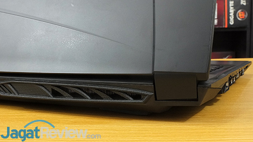 Review Gigabyte Sabre 15 Core i5: Laptop Gaming Murah dengan Keyboard RGB 8 Gigabyte Sabre 15 Rear Exhaust Vent