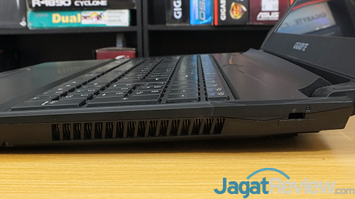 Review Gigabyte Sabre 15 Core i5: Laptop Gaming Murah dengan Keyboard RGB 7 Gigabyte Sabre 15 Side Exhaust Vent