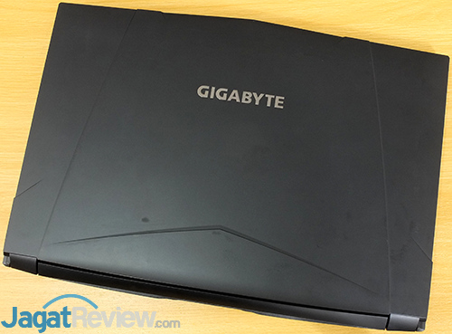 Review Gigabyte Sabre 15 Core i5: Laptop Gaming Murah dengan Keyboard RGB 3 Gigabyte Sabre 15 Top Side