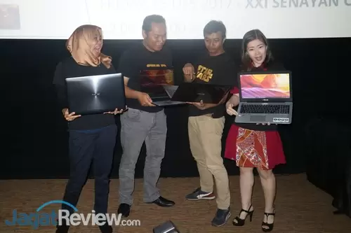 Armawati Chen Advent Jose Muhammad Firman dan Diar Trihastuti memegang ASUS X550IK