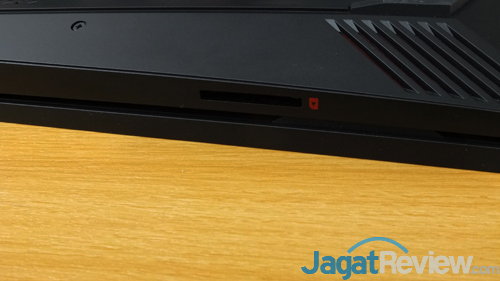 Review Notebook Gaming: HP Omen 15-ce085TX 8 HP Omen 15 ce085TX Connectors Right Side 02