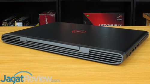 Dell Inspiron Gaming 7577 Thickness Rear View