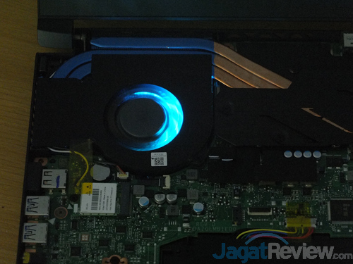 Review Notebook Gaming: Acer Predator Triton 700 32 Acer Predator Triton 700 Fan with LED On