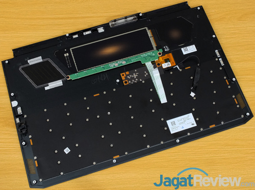 Review Notebook Gaming: Acer Predator Triton 700 26 Acer Predator Triton 700 Keyboard Trackpad Plate