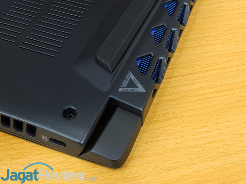 Review Notebook Gaming: Acer Predator Triton 700 24 Acer Predator Triton 700 Logo Hot Surface