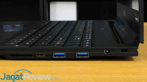 Review Gigabyte Aero 15X v8: Kencang, Tipis, dan Terjangkau dengan Core i7 8750H 14 Gigabyte Aero 15X v8 Connectors Right