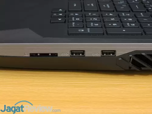 ASUS G703VI Connectors 01 Right
