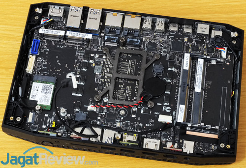 Intel NUC8i7HVK Internal Component 01