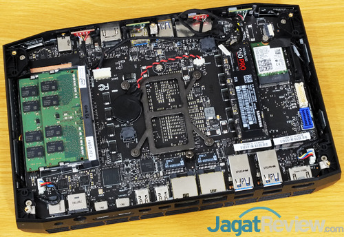 Intel NUC8i7HVK Internal Component 02
