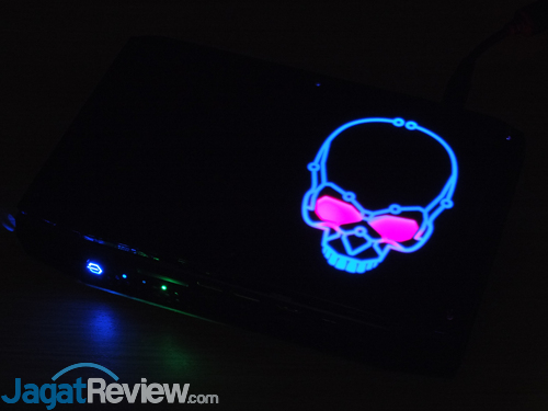Intel NUC8i7HVK LED in the Dark 01