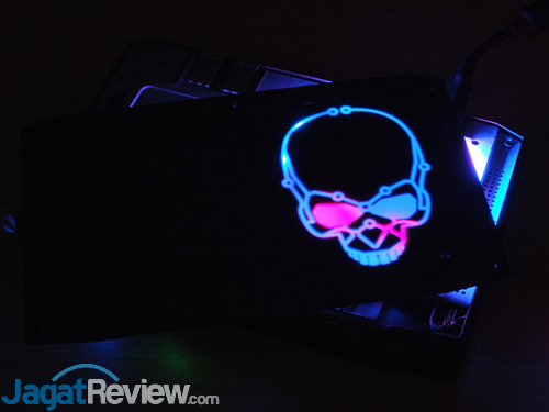 Intel NUC8i7HVK LED in the Dark 02