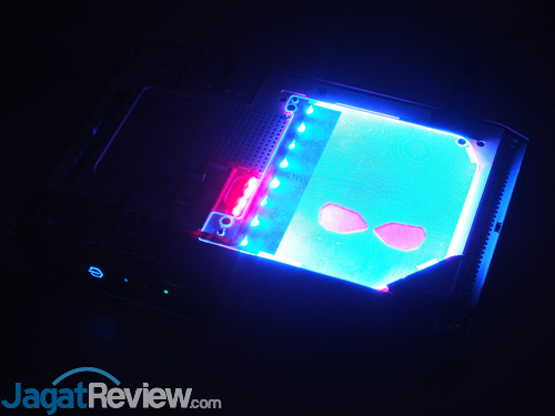 Intel NUC8i7HVK LED in the Dark 03