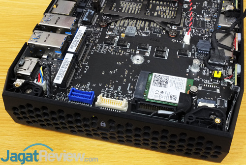 Intel NUC8i7HVK M2 Slots 01