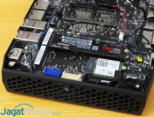 Intel NUC8i7HVK M2 Slots 02
