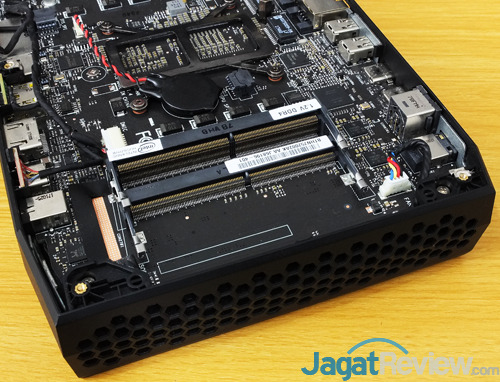 Intel NUC8i7HVK Memory Slots 01