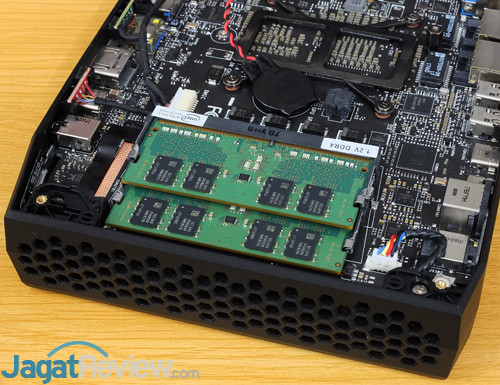 Intel NUC8i7HVK Memory Slots 02