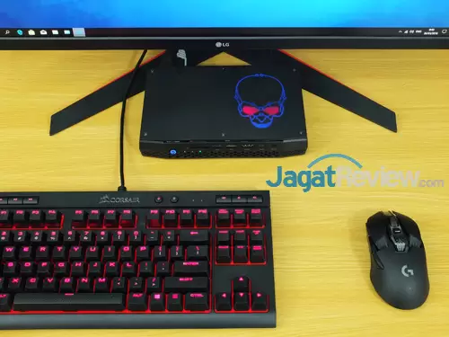 Review Intel NUC8i7HVK Intel NUC8i7HVK Over the Desk 01