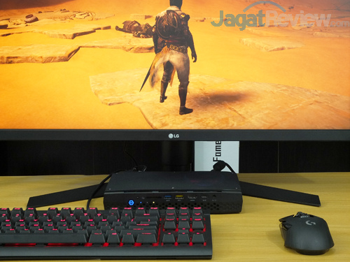 Intel NUC8i7HVK Over the Desk 02