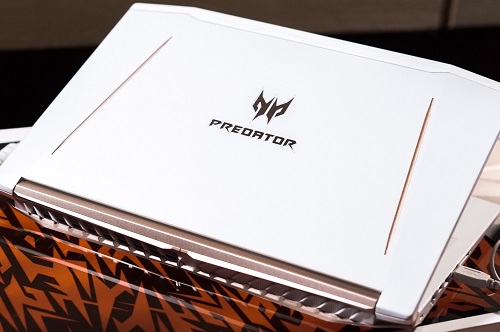 Direct Release: Predator Helios 300 Special Edition, Laptop Gaming Warna Putih dengan Prosesor Intel® Core™ Generasi ke-8 2 Predator Helios 300 Special Edition 2