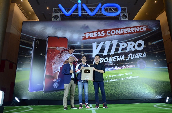 Direct Release: Raih 1 juta Subscribers, Google Serahkan Gold Play Button untuk Vivo Indonesia 1 2