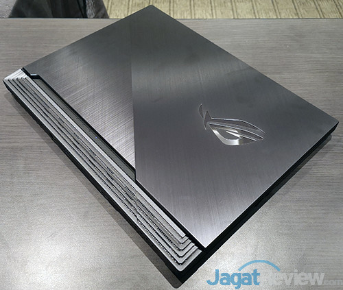Juli 2019 - ASUS Indonesia Siap Rilis Laptop Gaming ROG Strix G, Hero III, & Scar III 8 ASUS ROG STRIX BMW Design 02