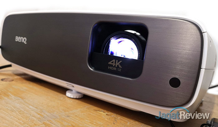 5 Alasan Memilih Proyektor 4K untuk Home Theater 13 BenQ W2700 02