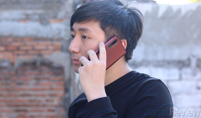 Review realme X50 Pro 5G: Flagship Mumpuni, Siap Untuk Era 5G 1 Chris Pegang realme X50 Pro e1598315226243