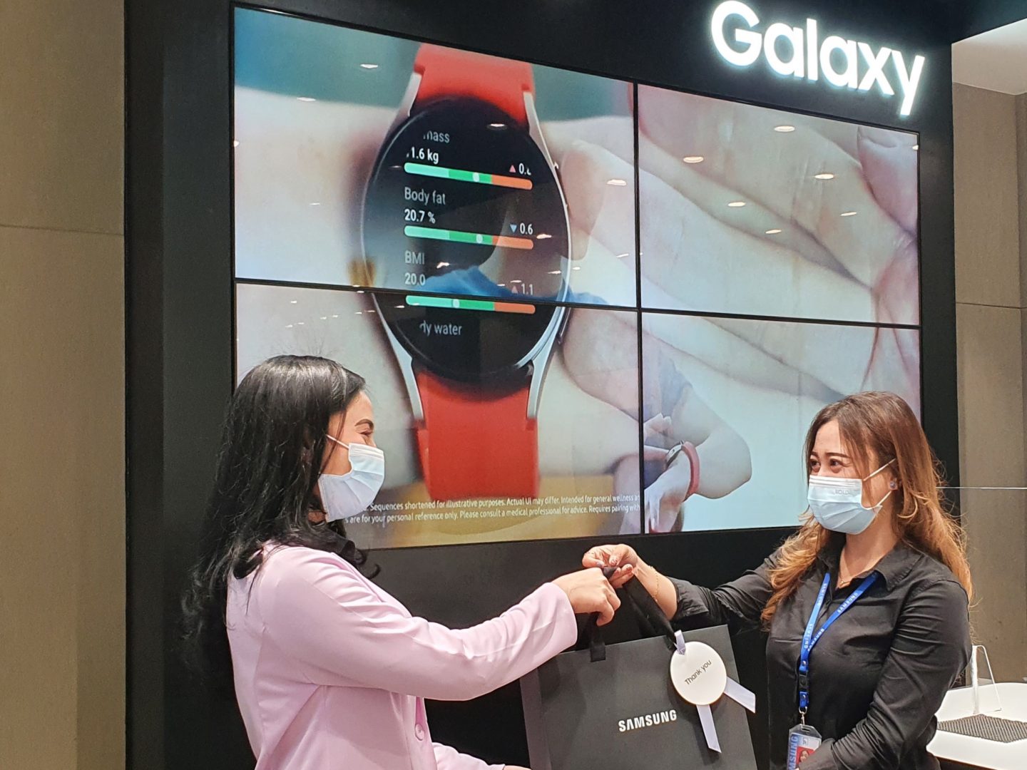 Direct Release: Inovasi Baru Layanan Samsung untuk Kenyamanan Konsumen 1 Konsumen mengambil pesanan Store Pickup di Samsung Store