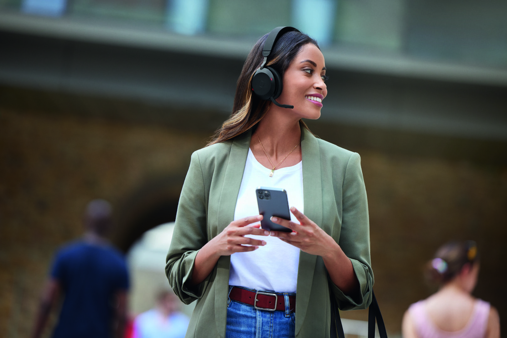 Jabra Evolve2 75 Hadir sebagai Headset Profesional dengan ANC 2 Jabra Evolve2 75 Lifestyle 2