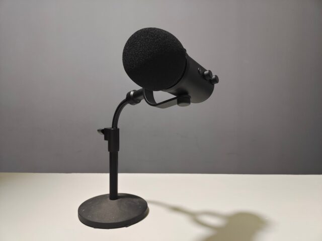 Body microphone memiliki tampilan berwarna hitam matte, dengan body metal yang cukup kokoh.