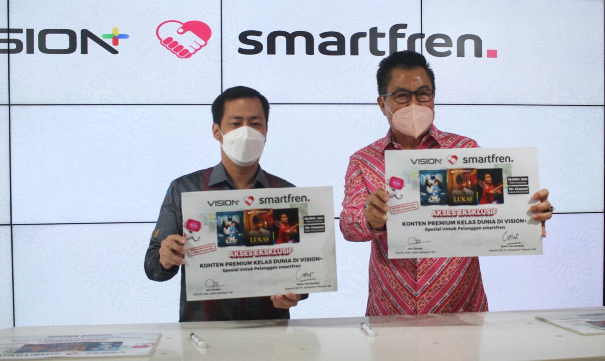 Foto 1 ki ka Ade Tjendra CEO PT MNC Vision Network Tbk bersama Djoko Tata Ibrahim Deputy CEO Smartfren