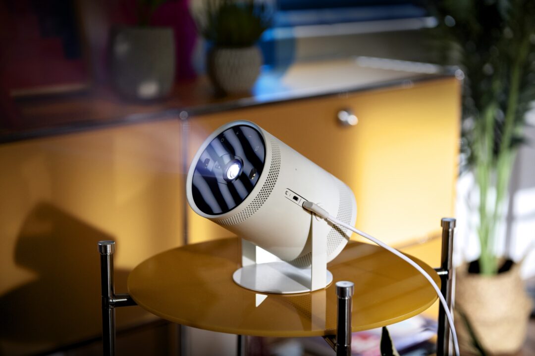 Samsung The Freestyle Gabungkan Fungsi Proyektor, Smart Speaker, dan Lampu Ambient Jadi Satu 3 Samsung The Freestyle