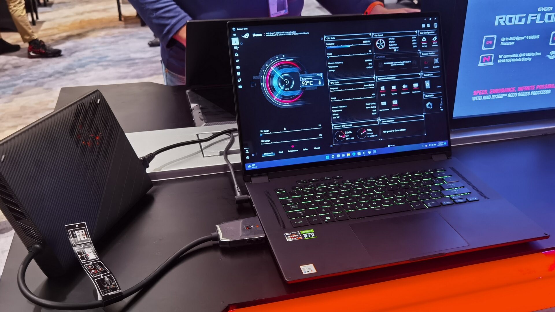 ASUS ROG Flow X16 Laptop Gaming Convertible Berukuran 16" Pertama di