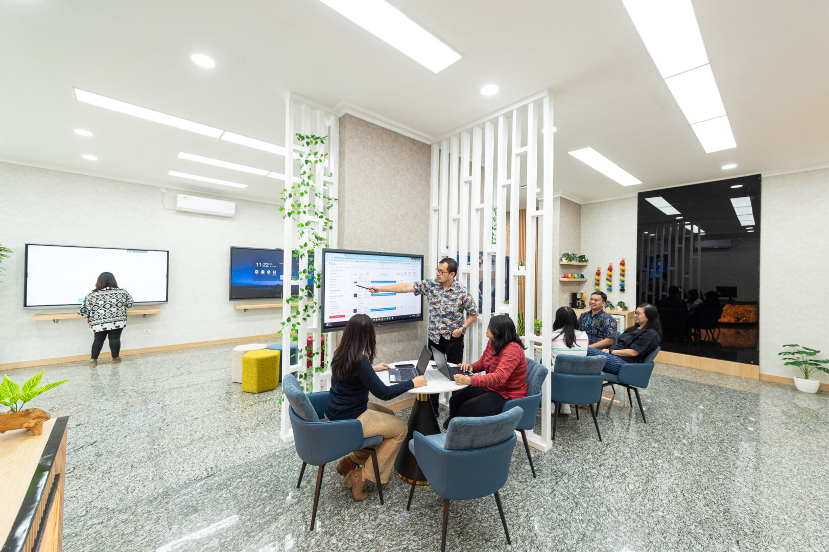 Direct Release: MAXHUB Indonesia Resmi Luncurkan V6 dan E Series Layar Interaktif Baru untuk Diskusi yang Lebih Seru 3 Aliansi Sakti Showroom 08