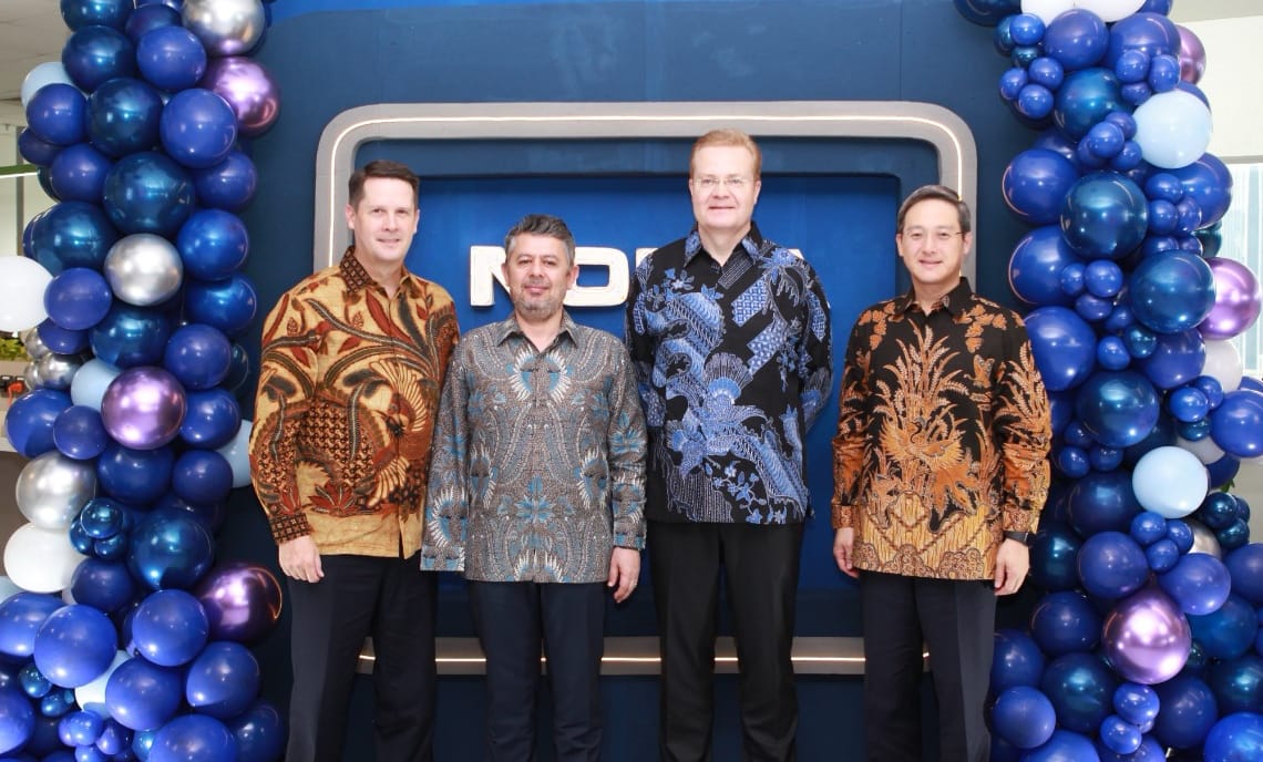 Direct Release: Nokia Membuka Kantor Baru di Kawasan Pusat Bisnis Jakarta 1 (dari kiri ke kanan) John Harrington, Kepala Asia Pasifik dan Jepang, Nokia_ Ozgur Erzincan, Presiden Direktur Nokia Indonesia_ Tommi Uitto, Presiden Jaringan Seluler, Nokia_ Jae Won,