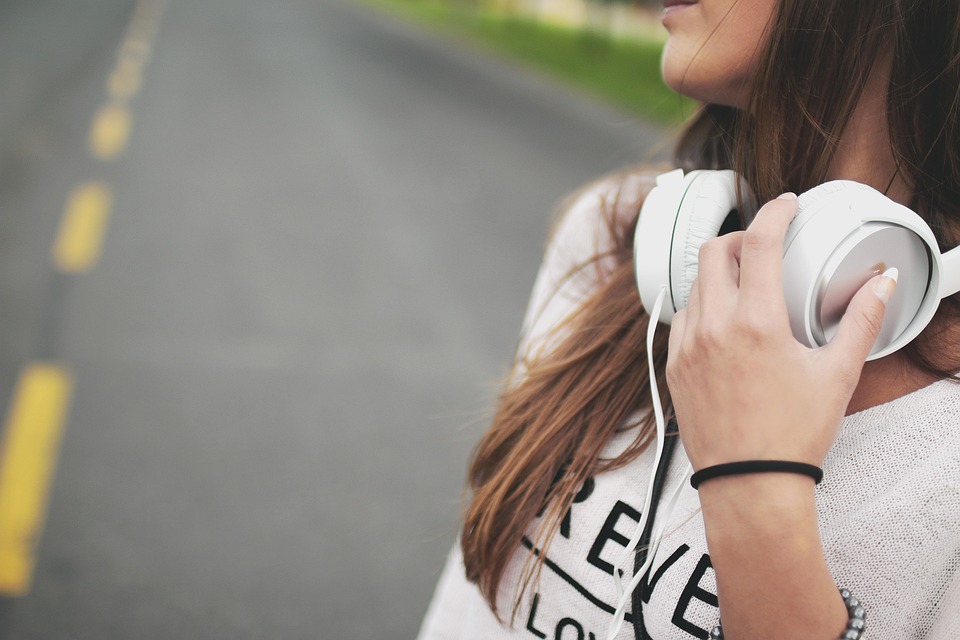 Direct Release: Cara Cepat dan Aman Mendapatkan Musik Favorit Anda 1 Music girl
