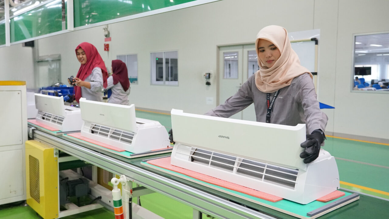Sharp Resmikan Pabrik Senilai Rp 582 Miliar di Karawang 2 Proses produksi AC Sharp di Pabrik AC Sharp