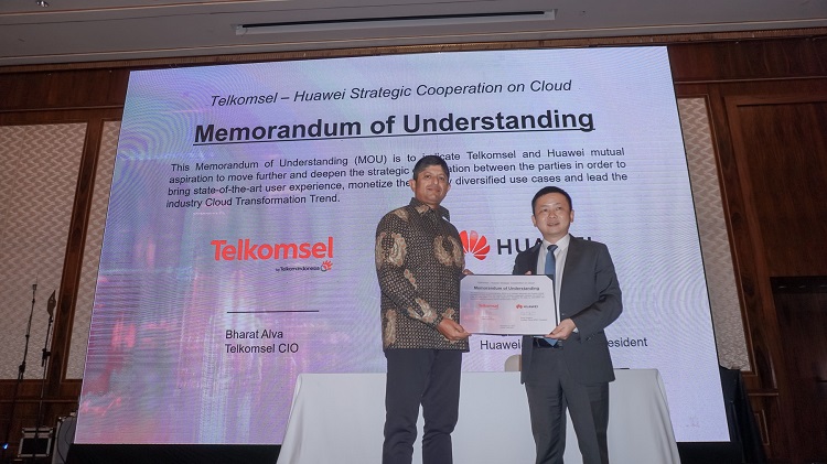 Bharat Alva Direktur IT Telkomsel kiri dan James Tan Vice President of Solution Sales Huawei Cloud APAC 2