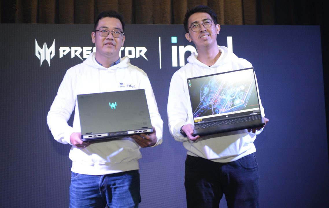 Andreas Lesmana, Gaming Product Manager dan Taher Maulana, Presales Acer Indonesia memperlihatkan Produk New Predator Helios Neo 16