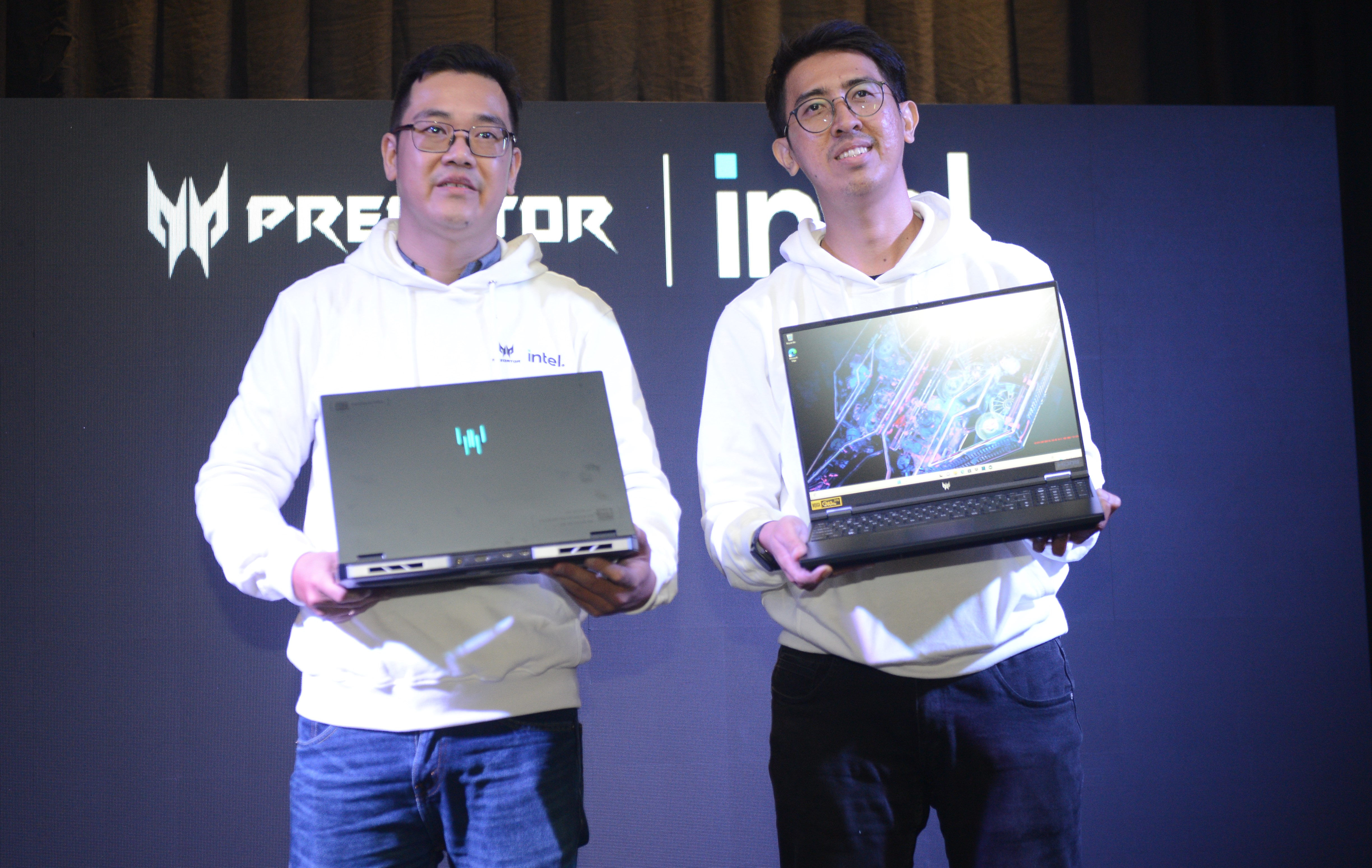 Andreas Lesmana, Gaming Product Manager dan Taher Maulana, Presales Acer Indonesia memperlihatkan Produk New Predator Helios Neo 16