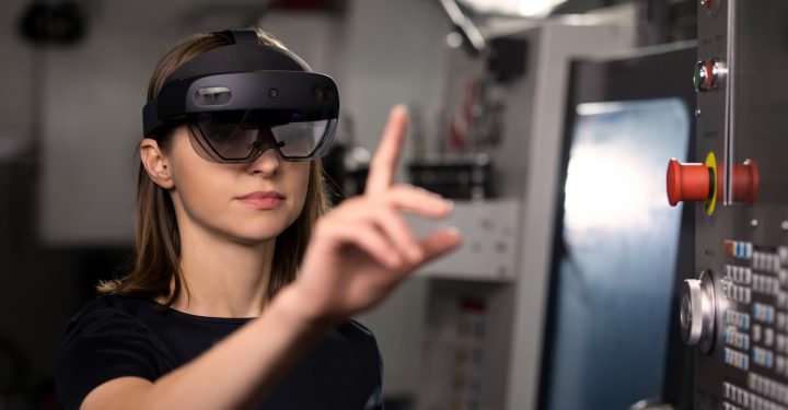Microsoft Bakal Stop Produksi dan Penjualan HoloLens 2 1 Microsoft Bakal Stop Produksi dan Penjualan HoloLens 2