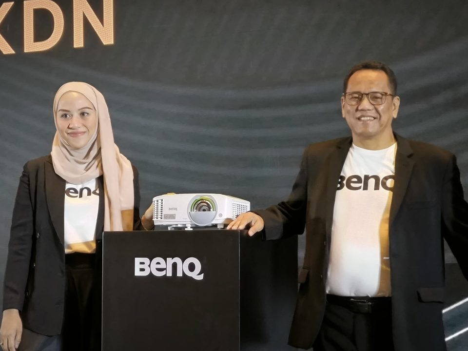 BenQ TKDN Proyektor dan Interactive Display Panel