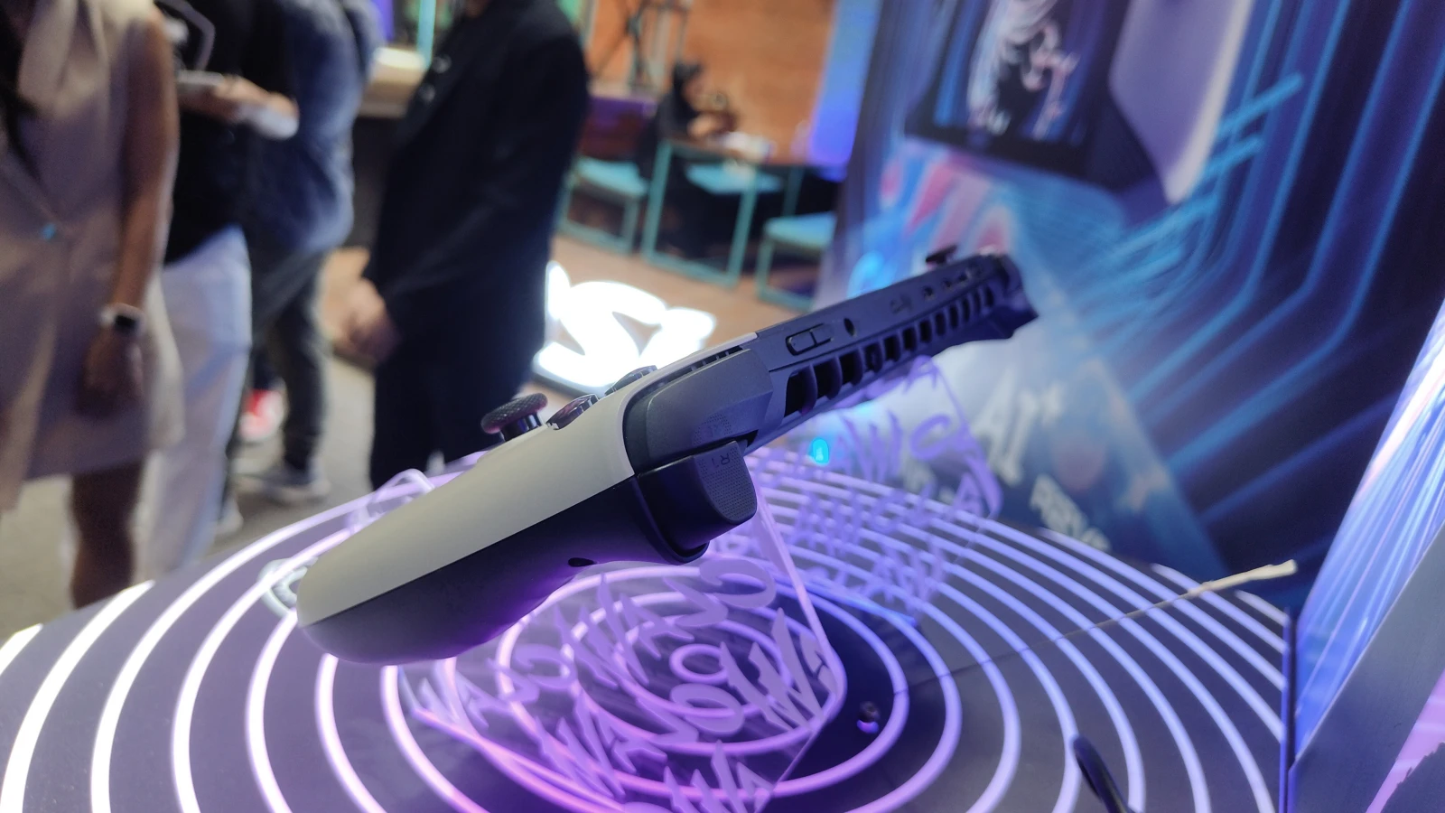 MSI Claw 8 AI+ Resmi Meluncur di Indonesia, Segini Harganya! 4 MSI Claw 8 AI 4