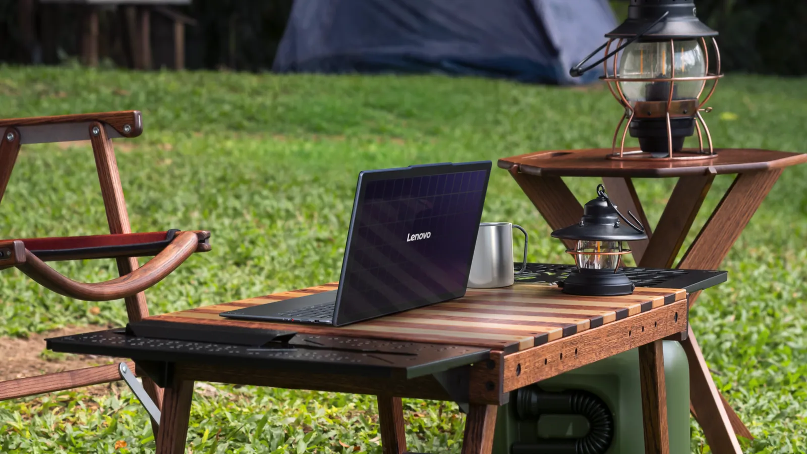 Lenovo Yoga Solar PC, Laptop dengan Panel Surya! 1 Yoga-Solar-PC-Concept-is-lenovos-new-take-on-sustainability