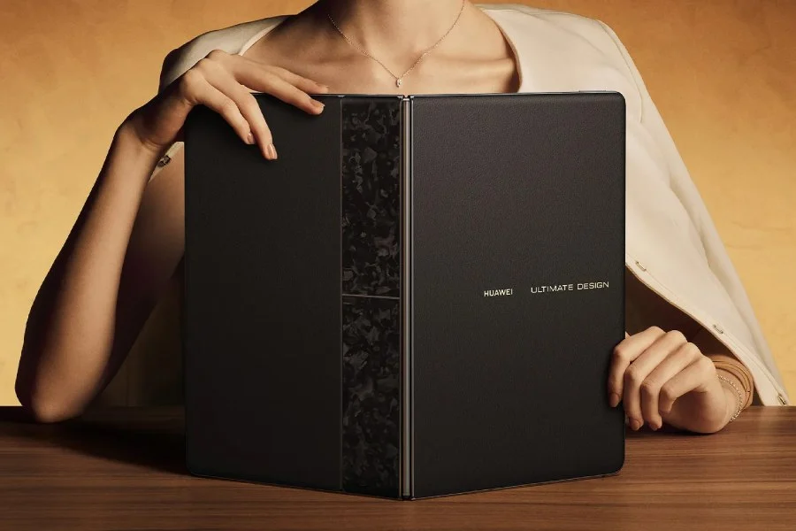 Huawei Rilis Laptop Foldable Pertamanya: MateBook Fold Ultimate Design 2 Huawei MateBook Fold Ultimate Design in Forged Black