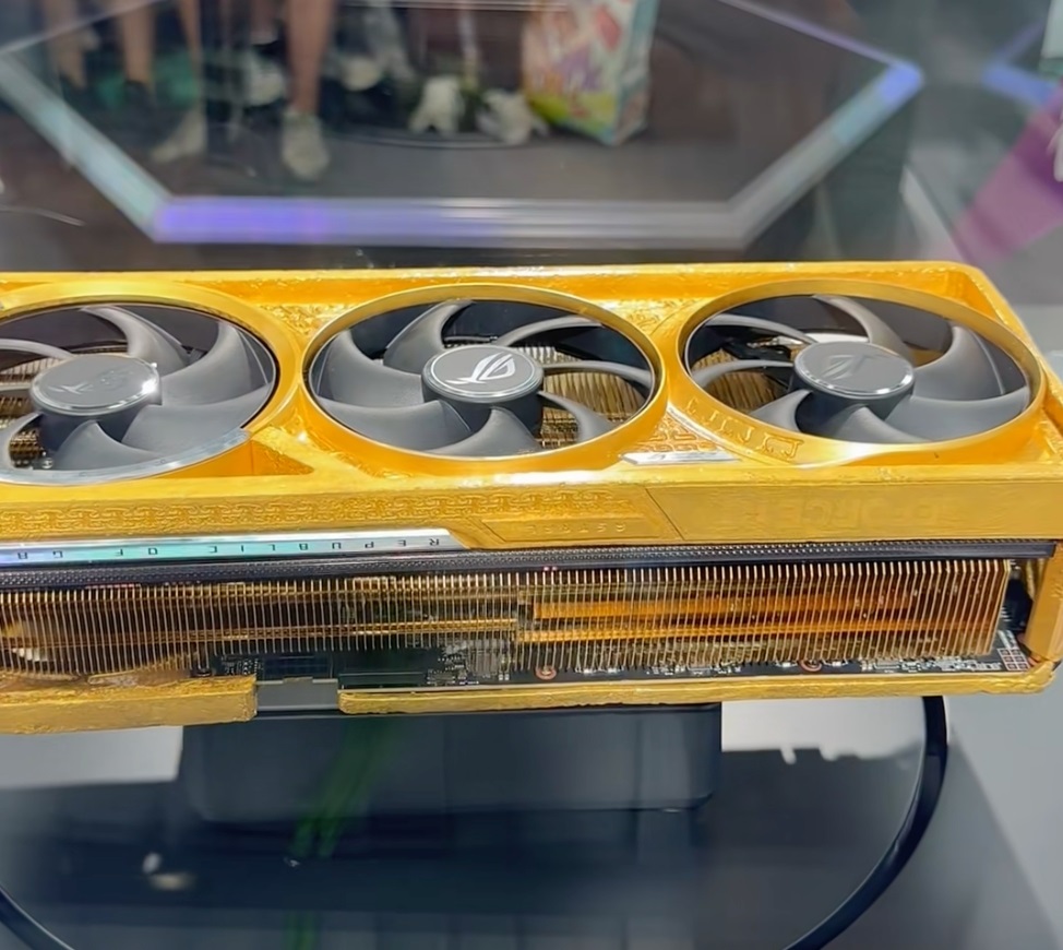 ASUS ROG Astral RTX 5090 Emas 5Kg