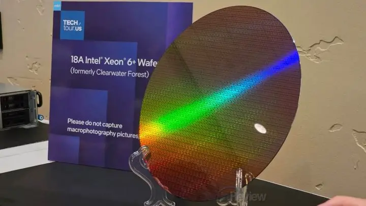 Wafer chip Intel 18A dari Fab 52